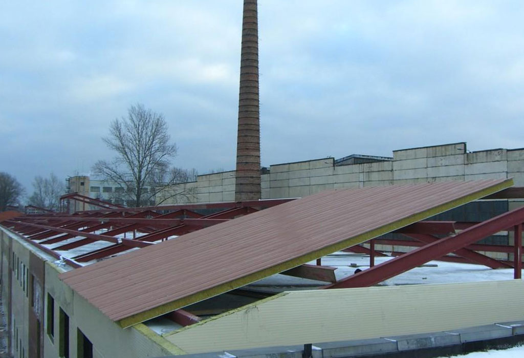 Профессиональный монтаж кровельных сэндвич-панелей на крыши производственных зданий
