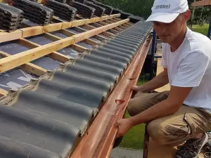 Монтаж медного желоба водосточной системы на крышу 