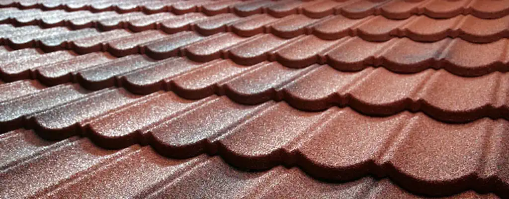 монтаж композитной черепицы для покрытия скатных крыш загородных домов