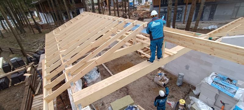 Строительство сложной  многощипцовой крыши частного дома в Подмосковье