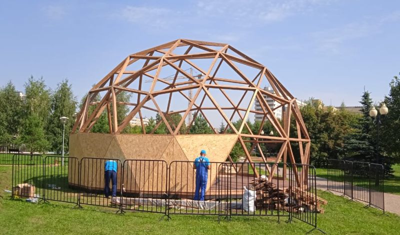 Монтаж крыши беседки в форме купола, установленной в городском парке